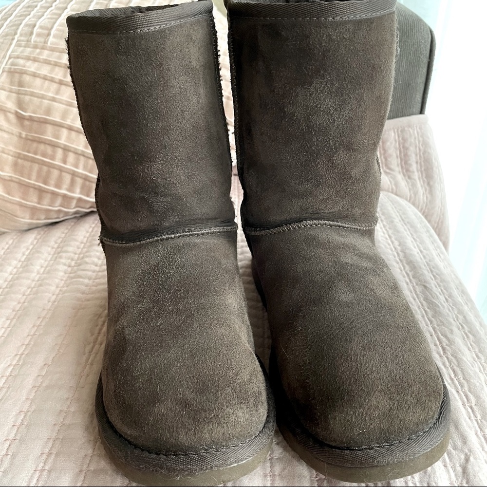 UGG Classic Short Size 6 Brown Excellent Condition